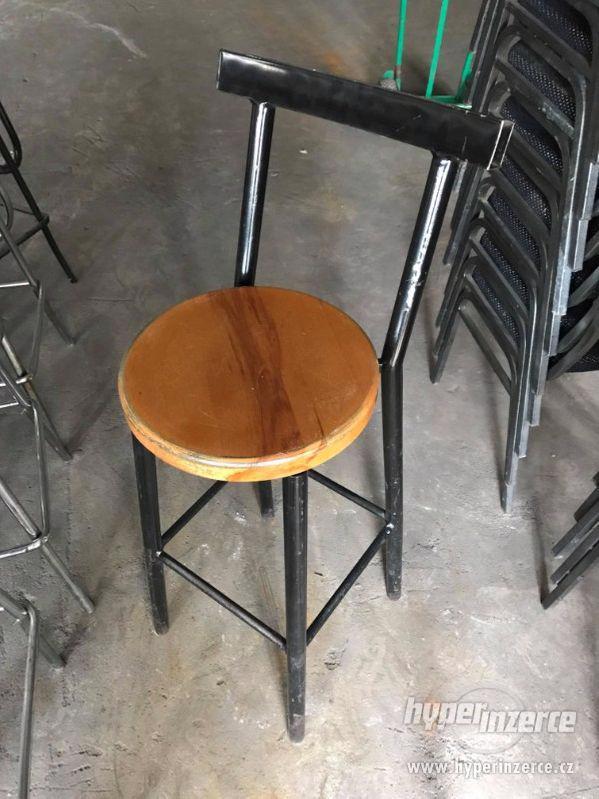 Kovová barová židle s dřevěným sedákem - foto 1