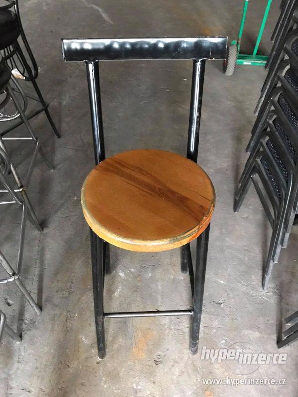 Kovová barová židle s dřevěným sedákem - foto 2