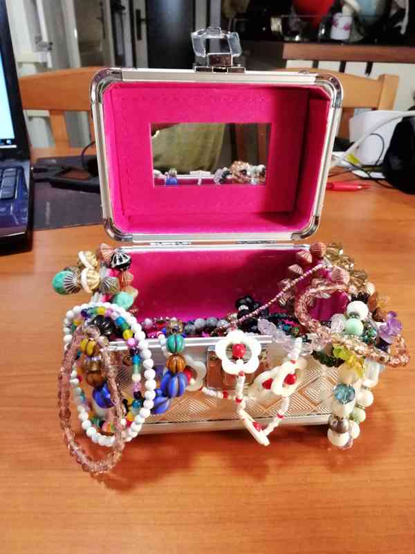 PRODÁM ŠPERKOVNICI VČETNĚ NÁUŠNIC A NÁRAMKŮ - foto 3