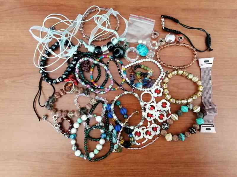 PRODÁM ŠPERKOVNICI VČETNĚ NÁUŠNIC A NÁRAMKŮ - foto 6