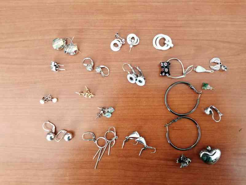 PRODÁM ŠPERKOVNICI VČETNĚ NÁUŠNIC A NÁRAMKŮ - foto 5