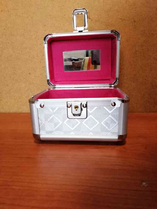 PRODÁM ŠPERKOVNICI VČETNĚ NÁUŠNIC A NÁRAMKŮ - foto 2