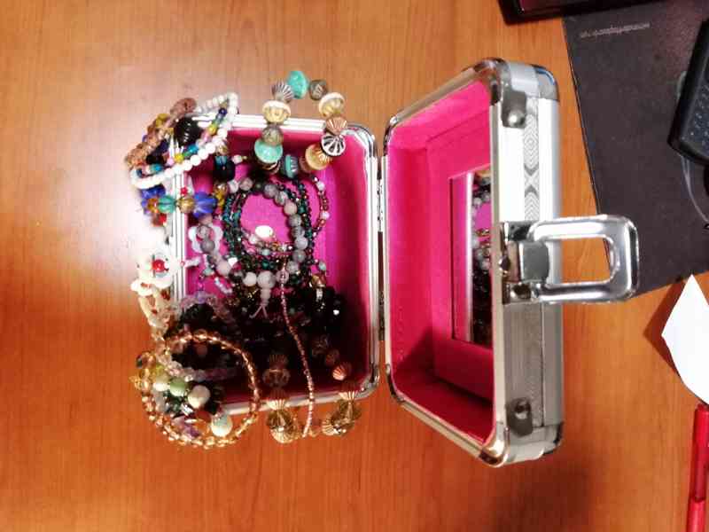 PRODÁM ŠPERKOVNICI VČETNĚ NÁUŠNIC A NÁRAMKŮ - foto 4