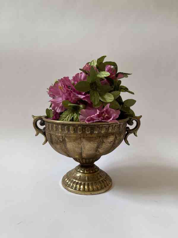 Kovová nádoba na květiny - zlatá antik