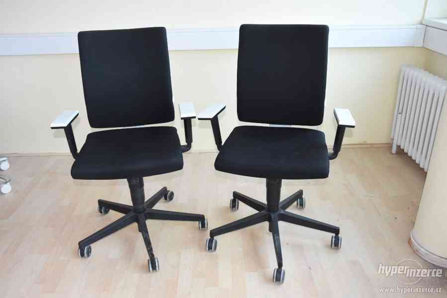 2 kancelářské židle v černo-bílé barevné kombinaci - foto 1