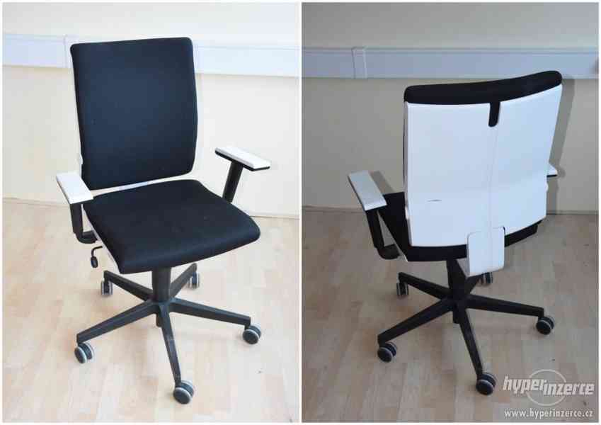 2 kancelářské židle v černo-bílé barevné kombinaci - foto 2