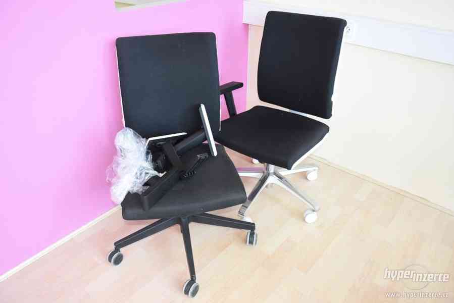 2 kancelářské židle v černo-bílé barevné kombinaci - foto 4