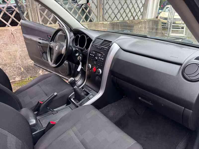 Suzuki Grand Vitara 1.6 Club 4x4 benzín 78kw - foto 13