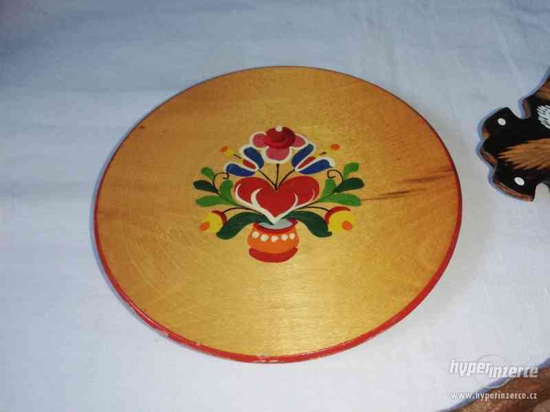 2 ks dřevěných košíčků + talířek - motiv květin - foto 2