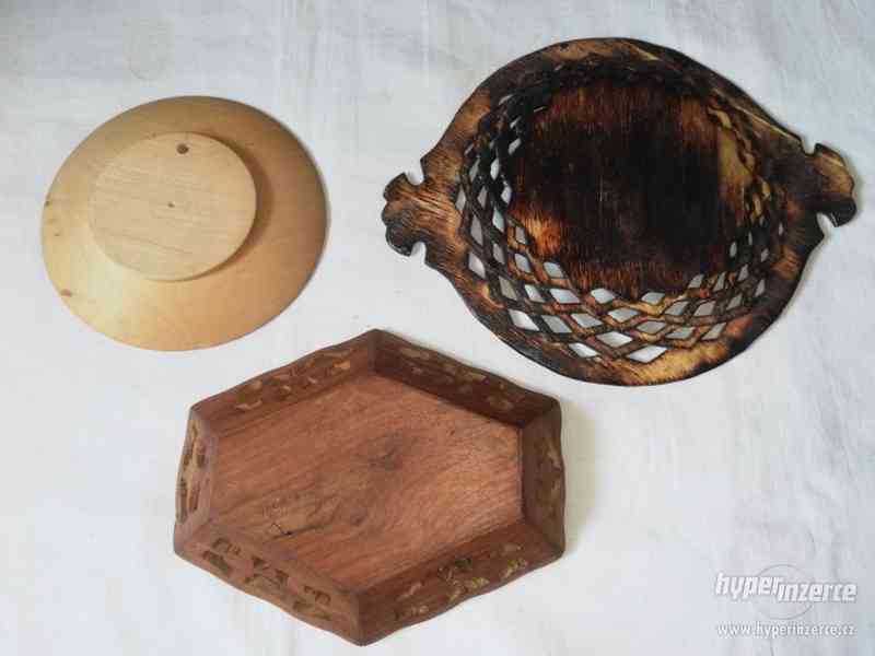 2 ks dřevěných košíčků + talířek - motiv květin - foto 3