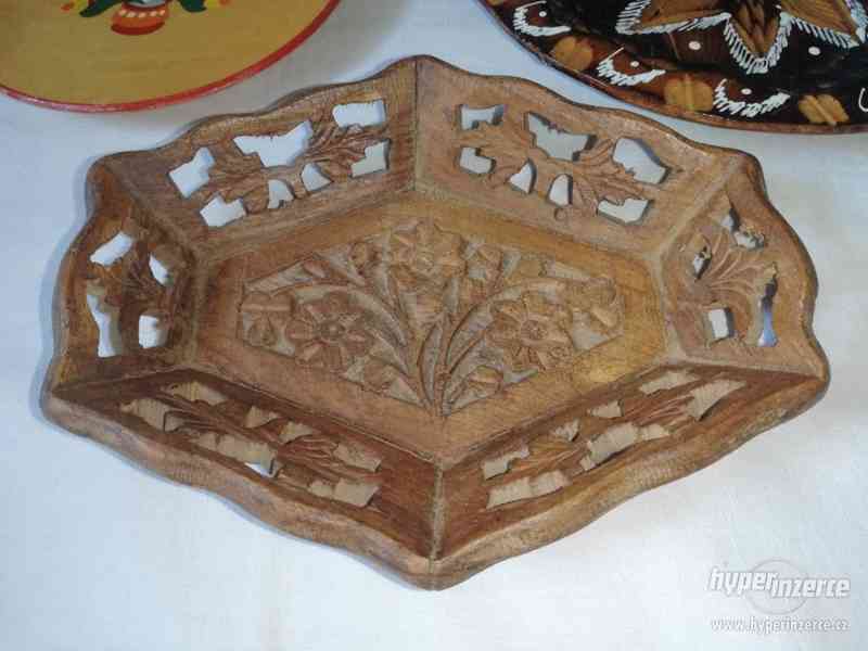2 ks dřevěných košíčků + talířek - motiv květin - foto 4