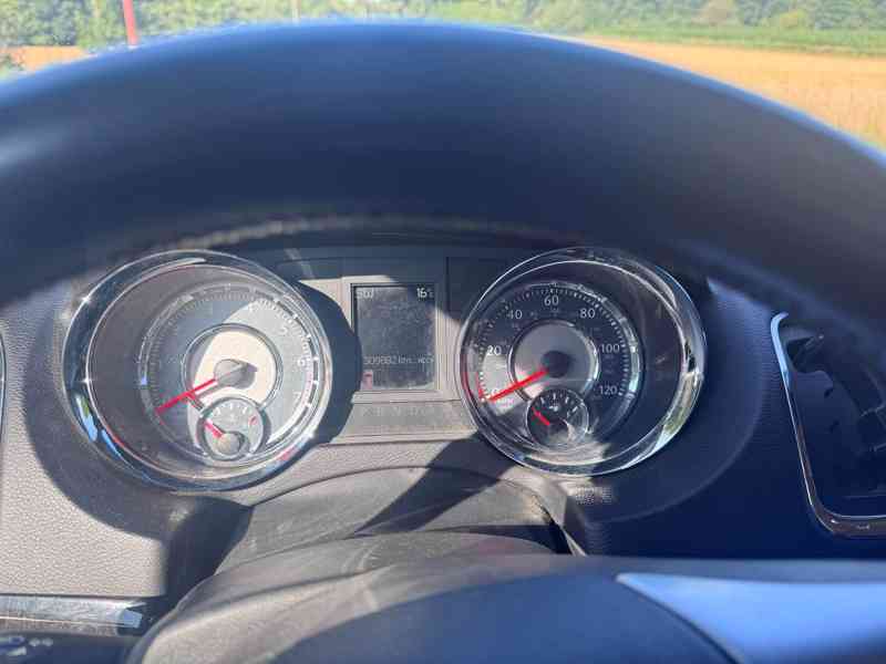 Chrysler Town Country 3,6 V6 RT 2011 - foto 16