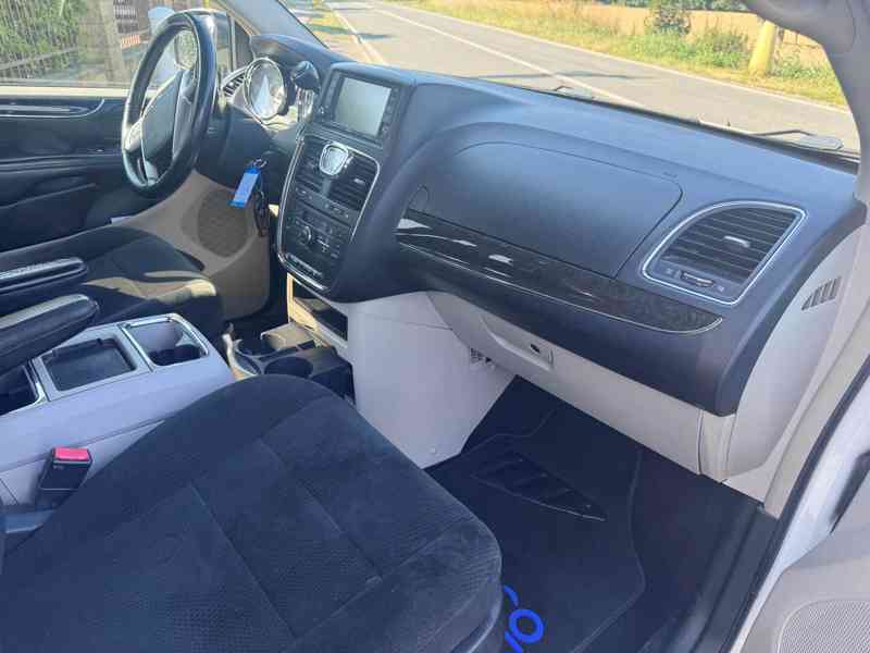 Chrysler Town Country 3,6 V6 RT 2011 - foto 12