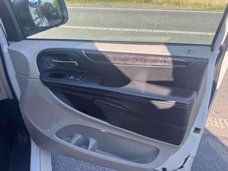 Chrysler Town Country 3,6 V6 RT 2011 - foto 13