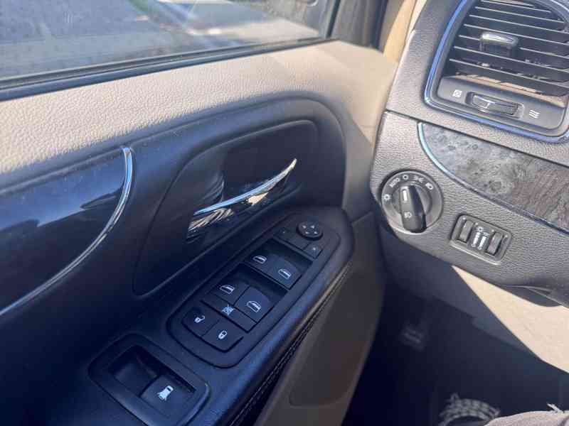 Chrysler Town Country 3,6 V6 RT 2011 - foto 18