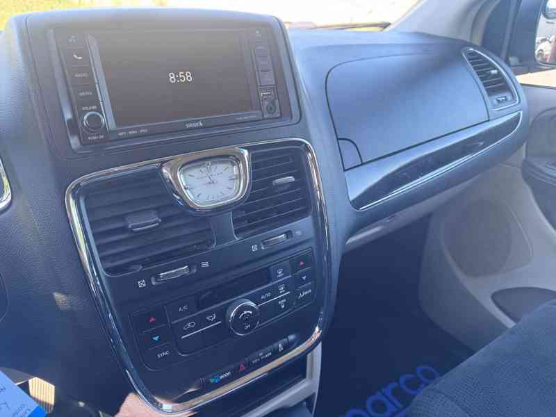 Chrysler Town Country 3,6 V6 RT 2011 - foto 17