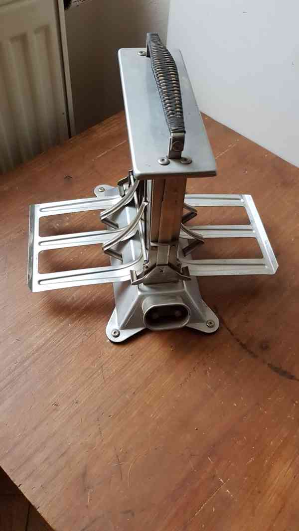 Starožitný prvorepublikový toaster - foto 4