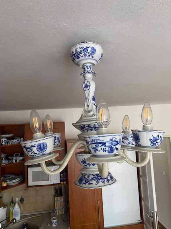 Porcelánový lustr - cibulák