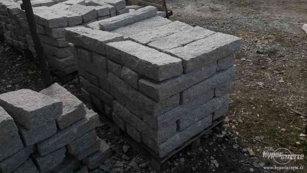 Žulové krajníky a obrubníky a jejich pokládka - foto 2