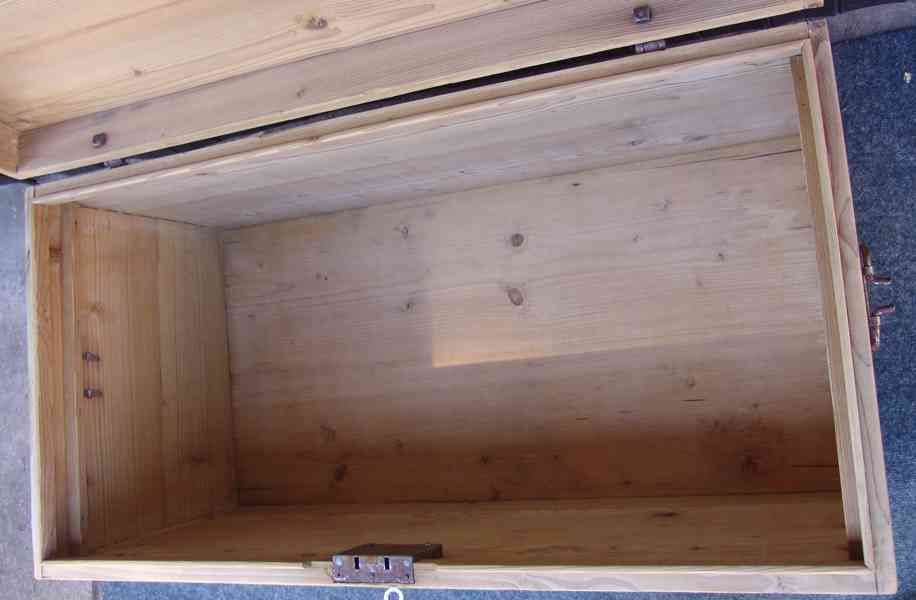 starožitná truhla porc. knopek - foto 11