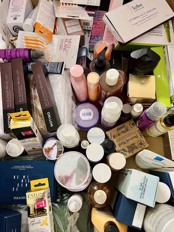 Mix kosmetika - krémy, dekorativní k., parfémy - foto 5