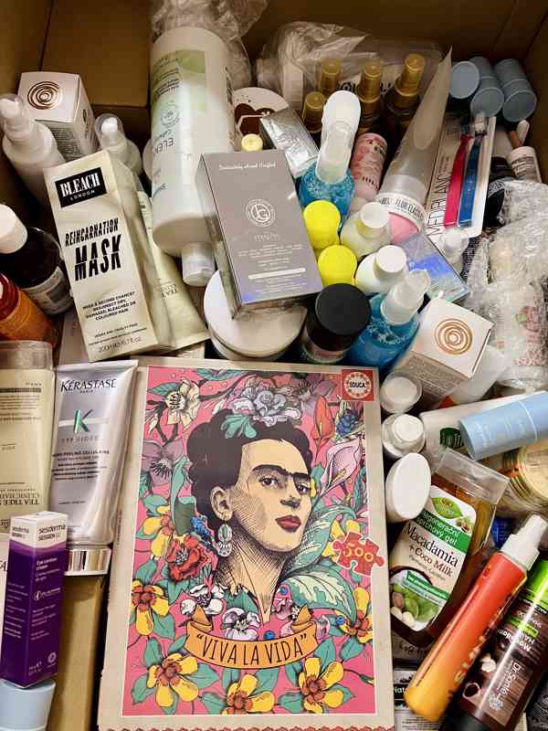 Mix kosmetika - krémy, dekorativní k., parfémy - foto 2