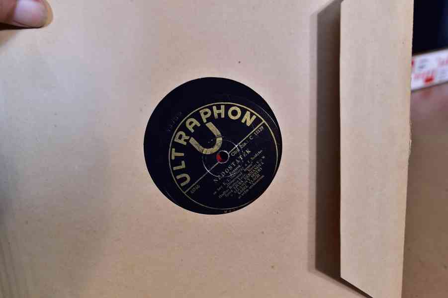 Staré gramofonové desky v kufru a albu - foto 2