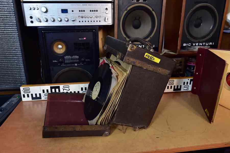 Staré gramofonové desky v kufru a albu - foto 5