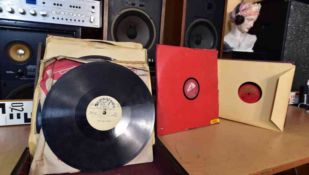 Staré gramofonové desky v kufru a albu