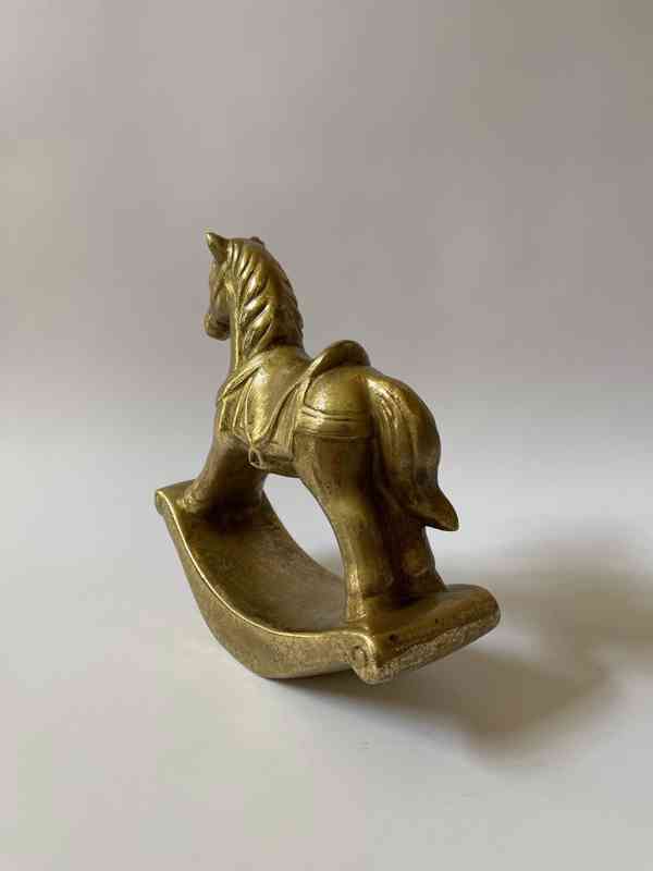 Zlatý houpací kůň - socha - foto 4