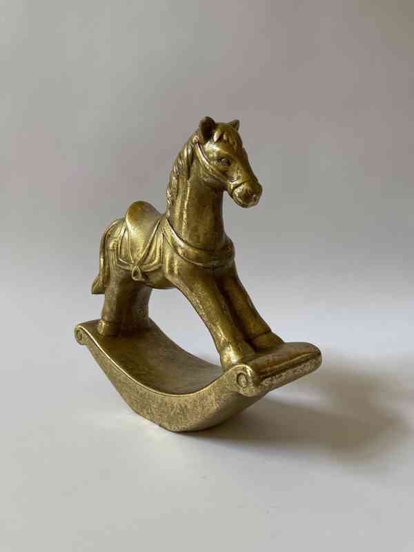 Zlatý houpací kůň - socha - foto 2