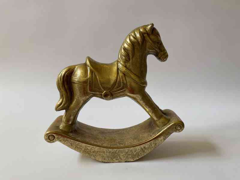 Zlatý houpací kůň - socha - foto 3