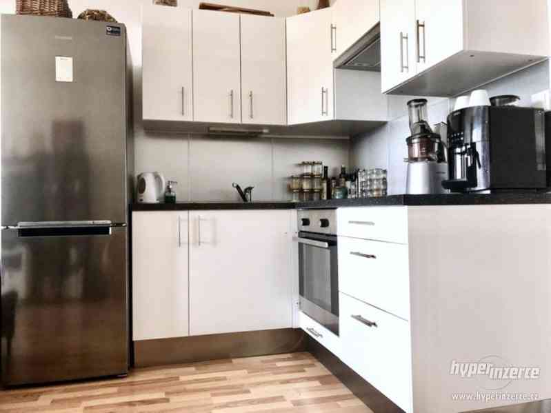 Pěkný 2+kk/balkon + park.stání v rezidenci Eliška - foto 1