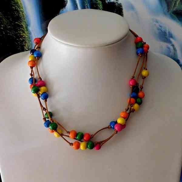 Barevný náhrdelník na krátko - foto 2