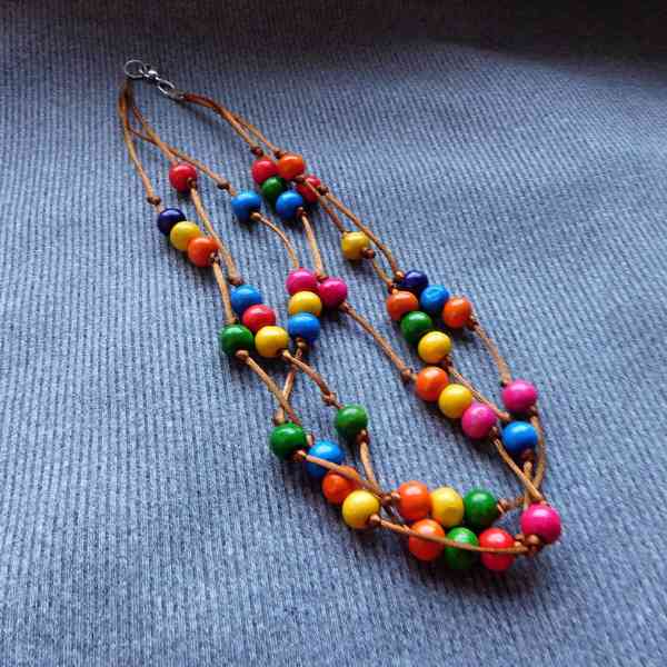 Barevný náhrdelník na krátko - foto 3