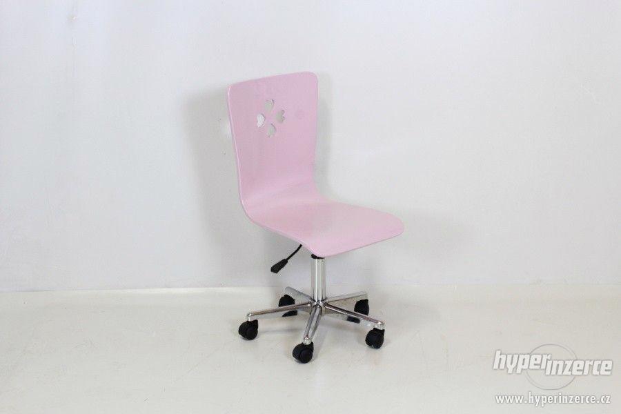 Lesklá růžová židlička na kolečkách - foto 1
