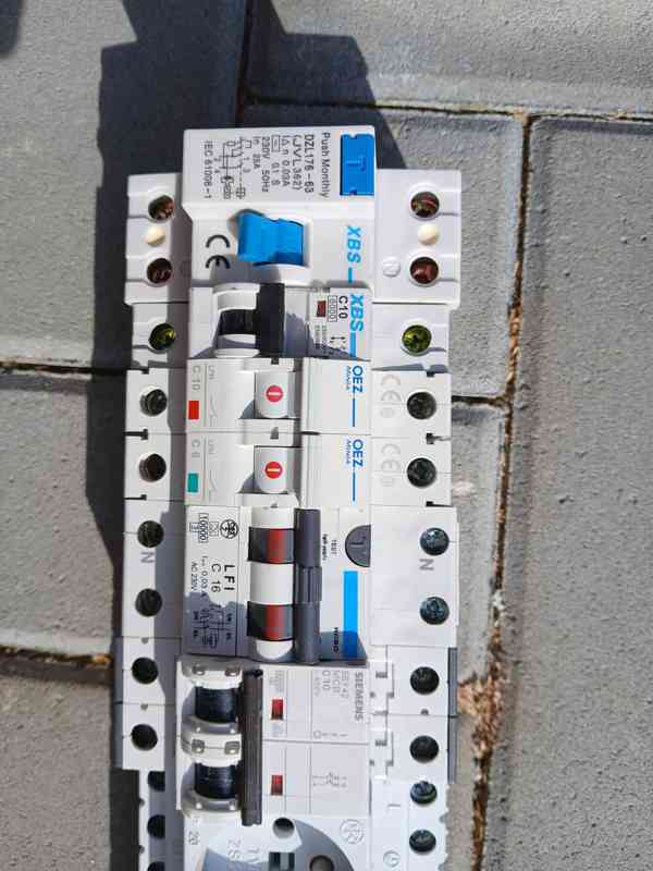 Kompletní DIN zásuvková lišta 5× ZS20 + jističe + chránič - foto 2