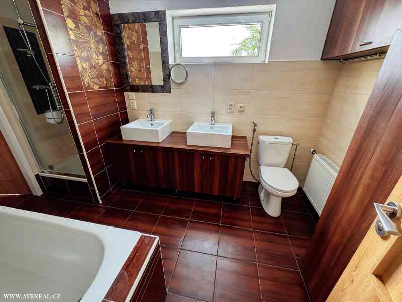 Prodej rodinného domu 5+kk s bazénem, garáží a zahradou – Ve - foto 16