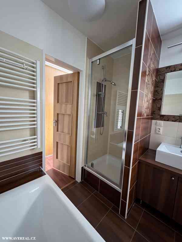 Prodej rodinného domu 5+kk s bazénem, garáží a zahradou – Ve - foto 17