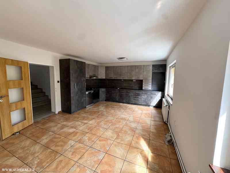 Prodej rodinného domu 5+kk s bazénem, garáží a zahradou – Ve - foto 8