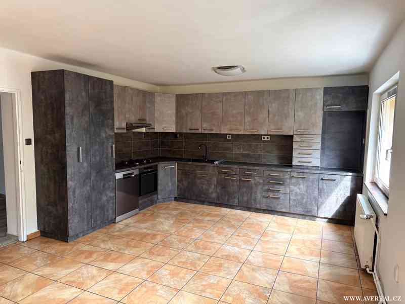 Prodej rodinného domu 5+kk s bazénem, garáží a zahradou – Ve - foto 6