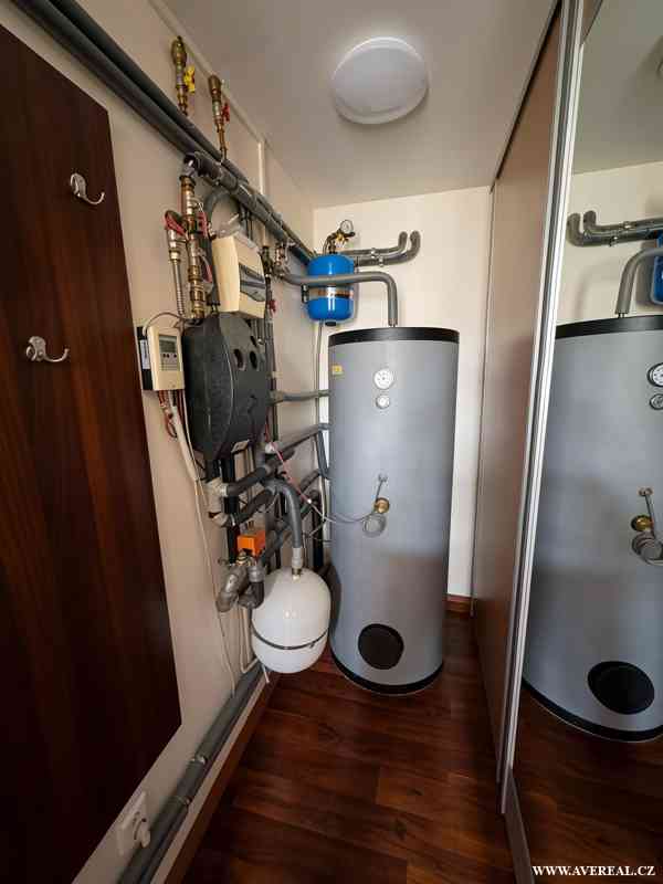 Prodej rodinného domu 5+kk s bazénem, garáží a zahradou – Ve - foto 18