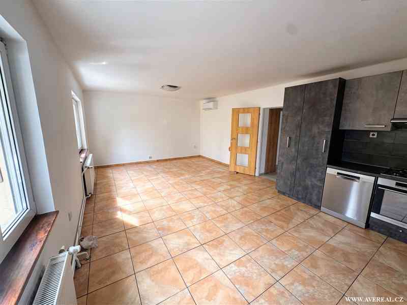 Prodej rodinného domu 5+kk s bazénem, garáží a zahradou – Ve - foto 7