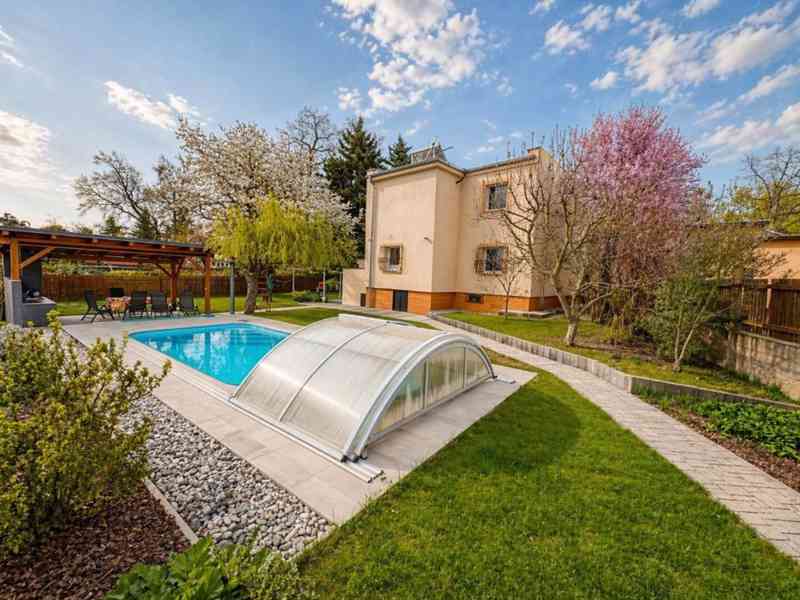 Prodej rodinného domu 5+kk s bazénem, garáží a zahradou – Ve