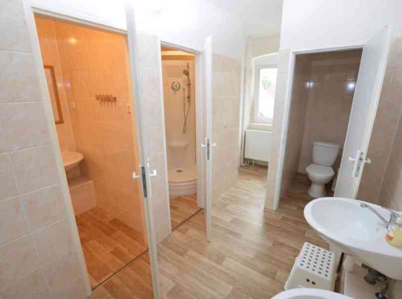 Zrekonstruovaný velký rodinný dům u Klínovce - foto 7