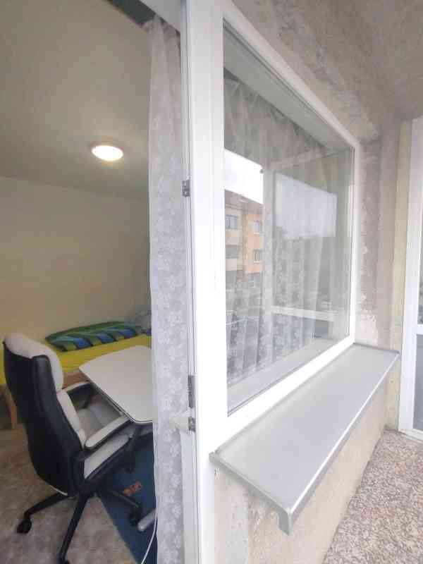 1.lůž. pokoj s balkonem a kuch. linkou v RD, student/ka - foto 8