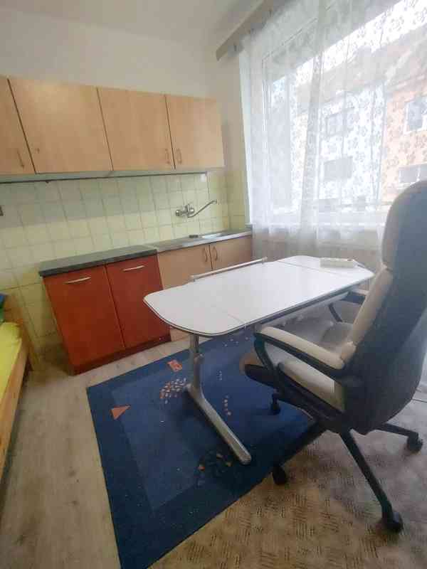 1.lůž. pokoj s balkonem a kuch. linkou v RD, student/ka - foto 4