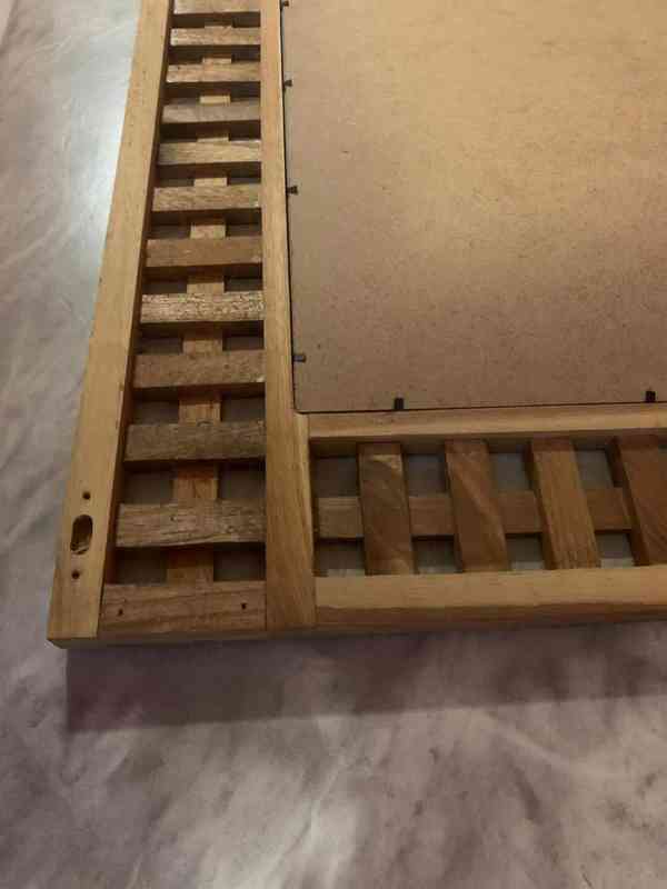 Nástěnné zrcadlo v dřevěném rámu – Olomouc - foto 5