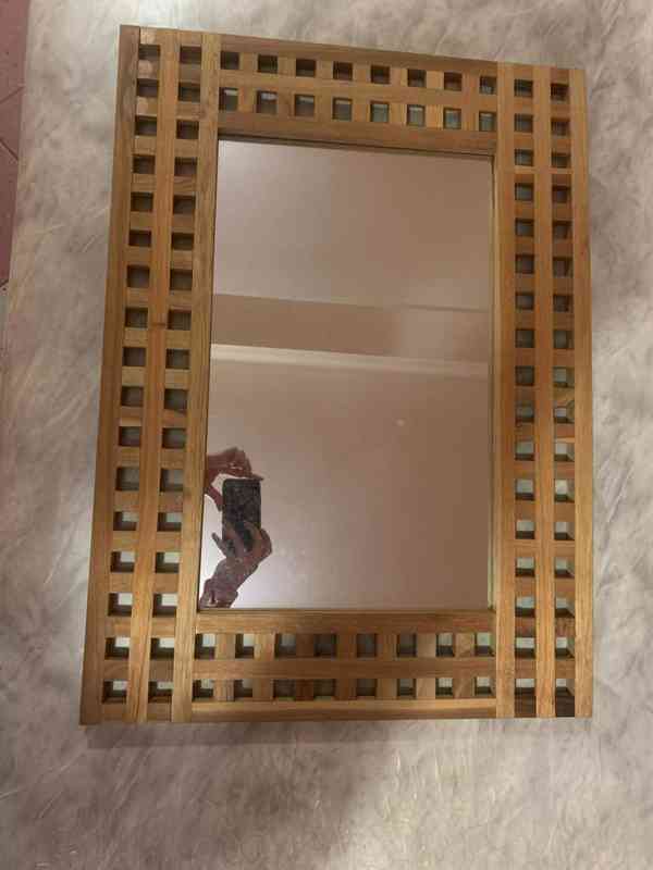 Nástěnné zrcadlo v dřevěném rámu – Olomouc - foto 3