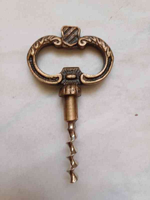 Starý mosazný otvírák s vývrtkou ve tvaru klíče a nápisem  - foto 2